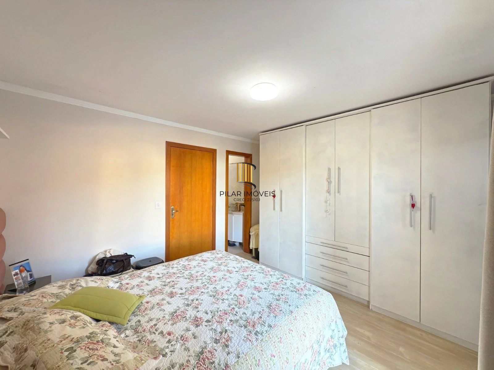 Casa com 2 quartos, 3 banheiros, pátio e churrasqueira no bairro Serraria