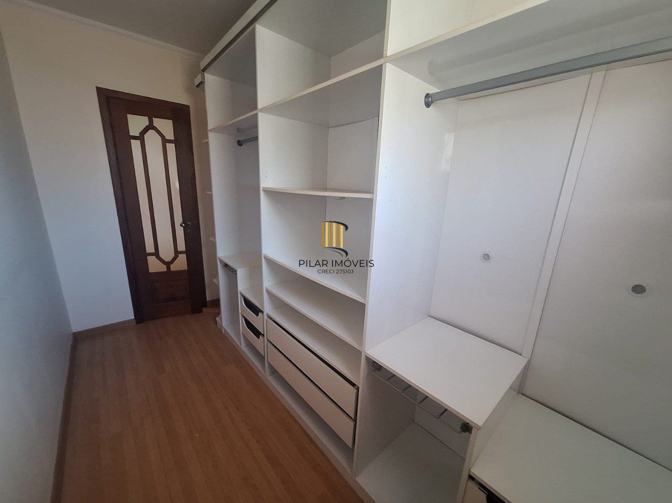 Casa 5 dormitórios, 1 suíte,  piscina e 2 vaga de garagem em Canoas.