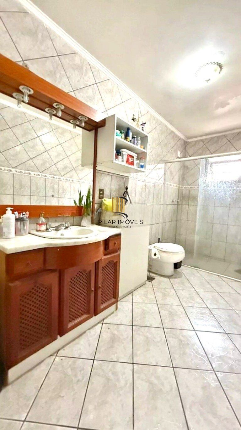 Casa de 3 dormitórios e  com 3 vagas de garagem no bairro City em Cachoeirinha.