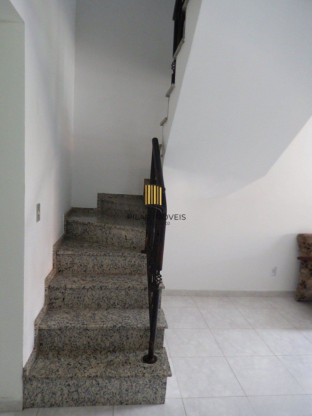 Casa em condomínio com 2 dormitórios, escada e 1 vaga de garagem.