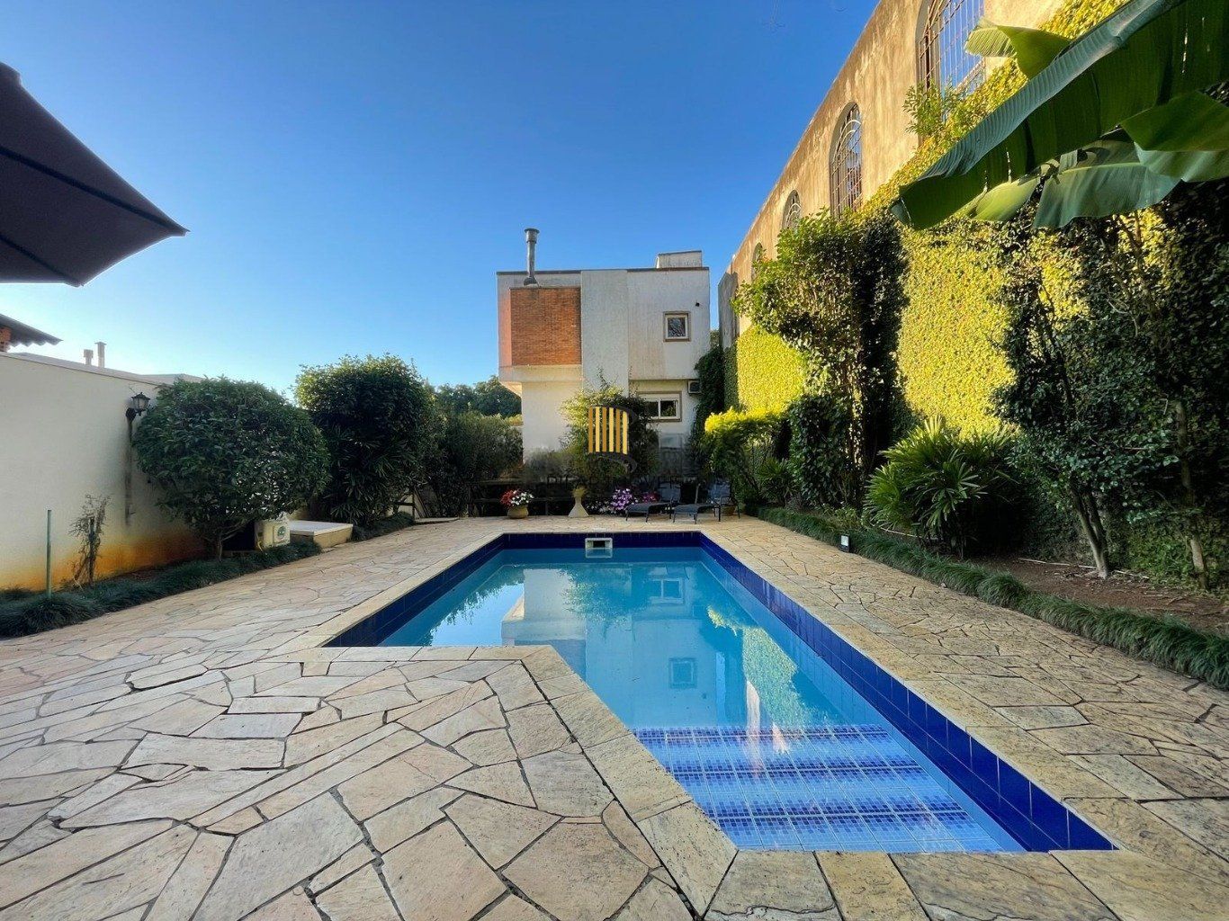 Casa com 4 quartos e 339m² à venda em Santa Tereza, Porto Alegre.