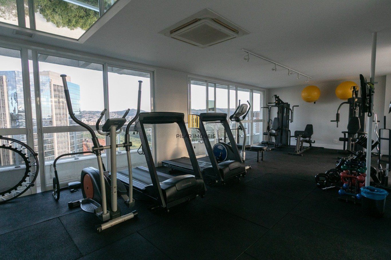 Apartamento semi mobiliado com 2 quartos de bairro Petrópolis