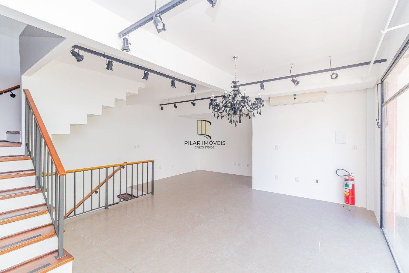 Prédio Comercial á venda com 2 salas e terraço no bairro Menino Deus