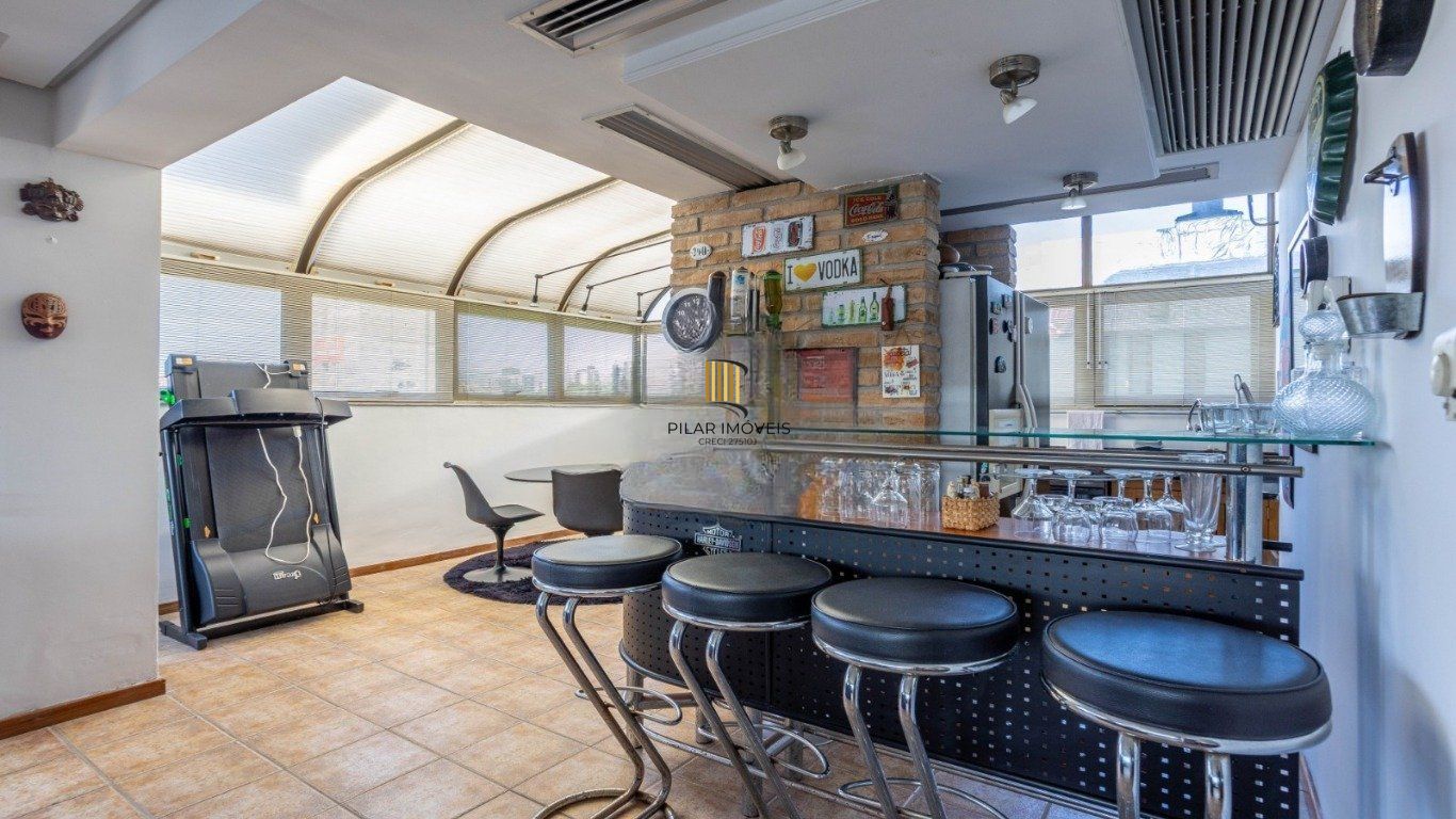 Cobertura com 3 Quartos, 1 suíte, 2 vagas e 211m²  no Petrópolis.