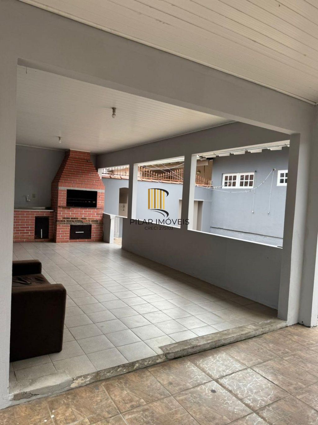 Casa de 4 dormitórios e 2 vagas de garagem no Bairro Monte Carlos Cachoeirinha.