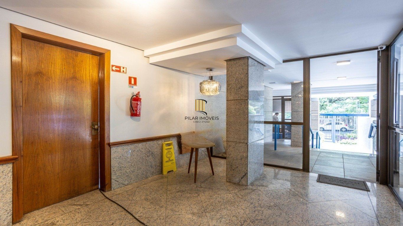 Cobertura com 3 Quartos, 1 suíte, 2 vagas e 211m²  no Petrópolis.