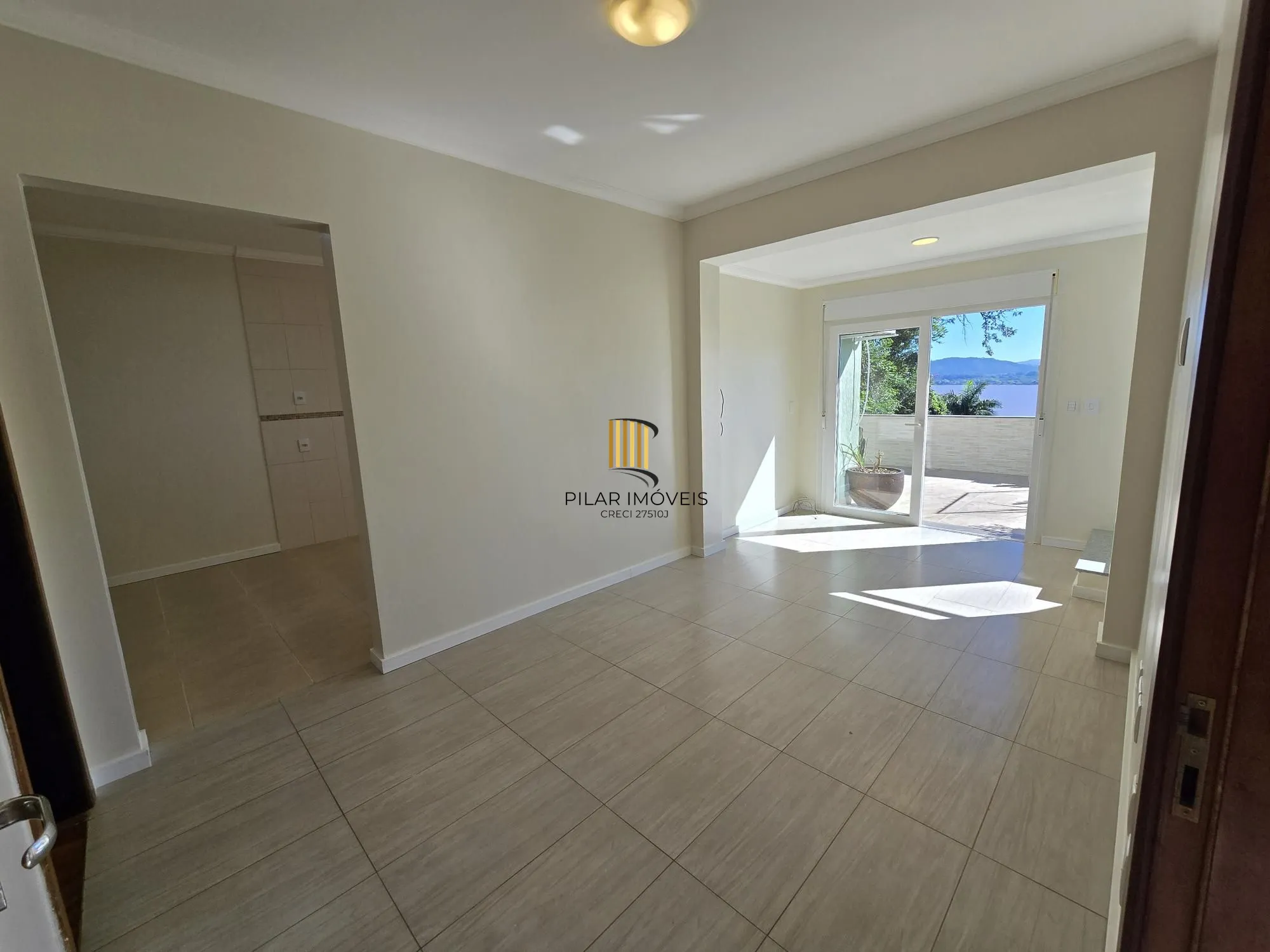 Casa 3 dormitórios, 1 suíte, 4 vagas 210 m² privativos no Belém Novo.