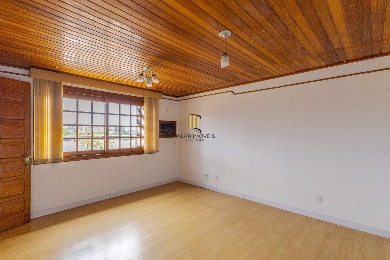 Cobertura com 4 quartos, 1 suíte e 2 vagas no bairro Passo da Areia.