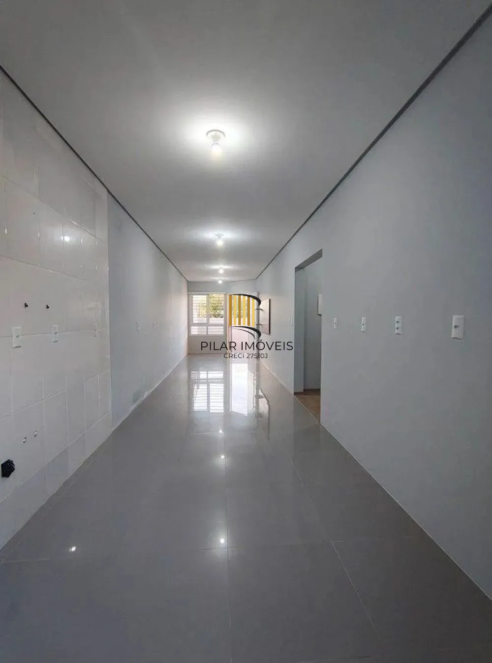Casa com Lage, 3 dormitórios, 2 vagas de garagem no bairro Guajuviras.