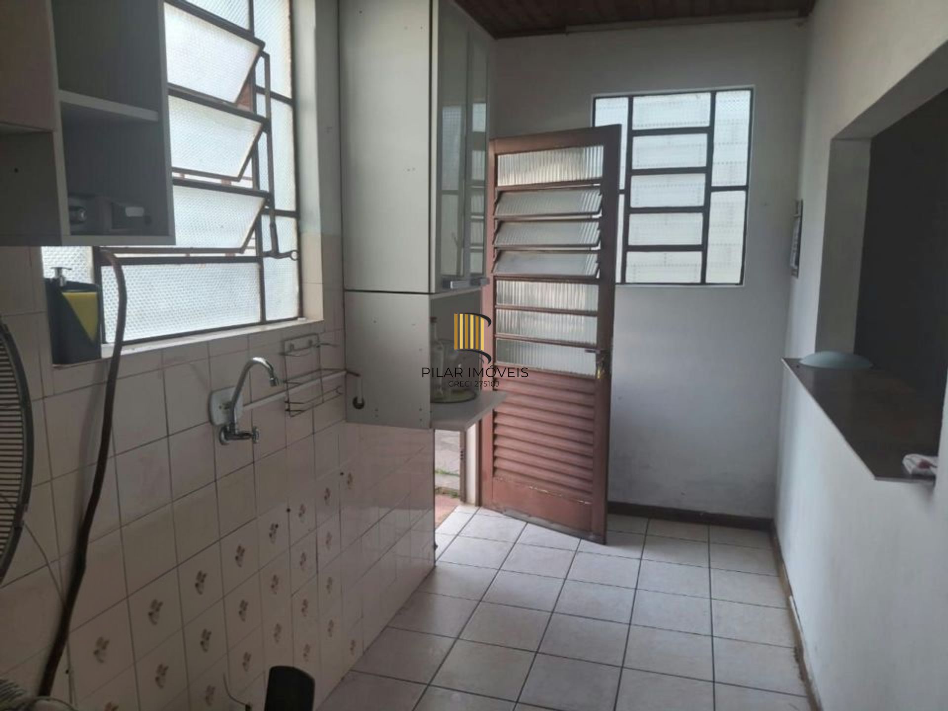 Casa 2 dormitórios com pátio e 3 vagas no Camaquã