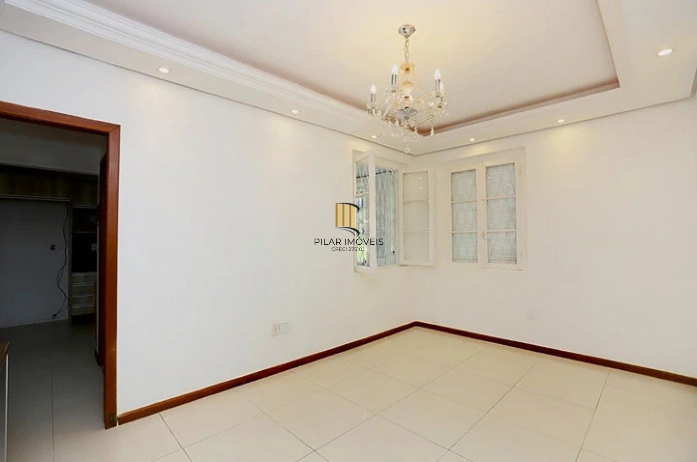 Casa com pátio, piscina e churrasqueira, no Bairro Nonoai