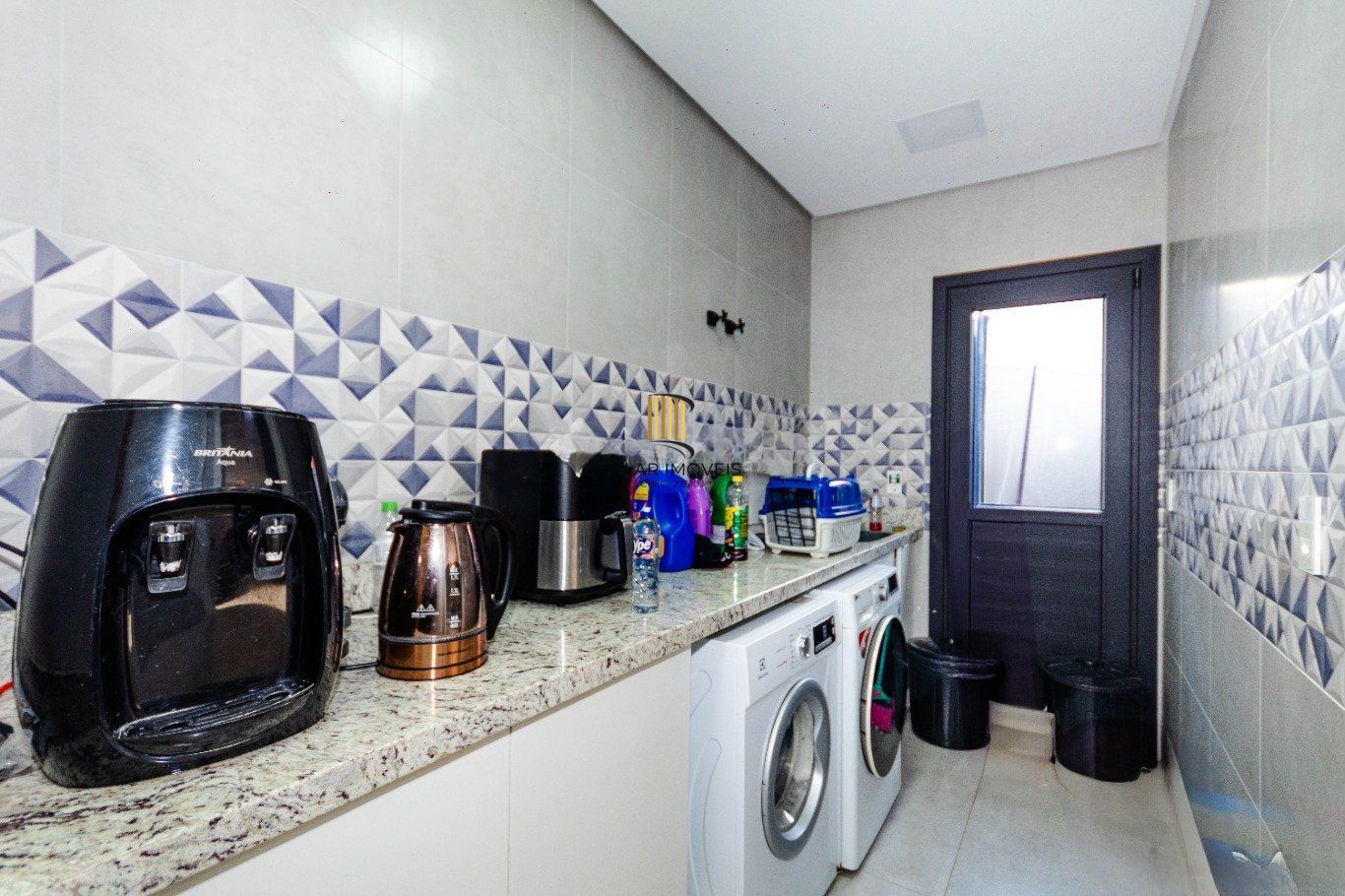 Casa com 4 quartos e 4 vagas  em Canoas.