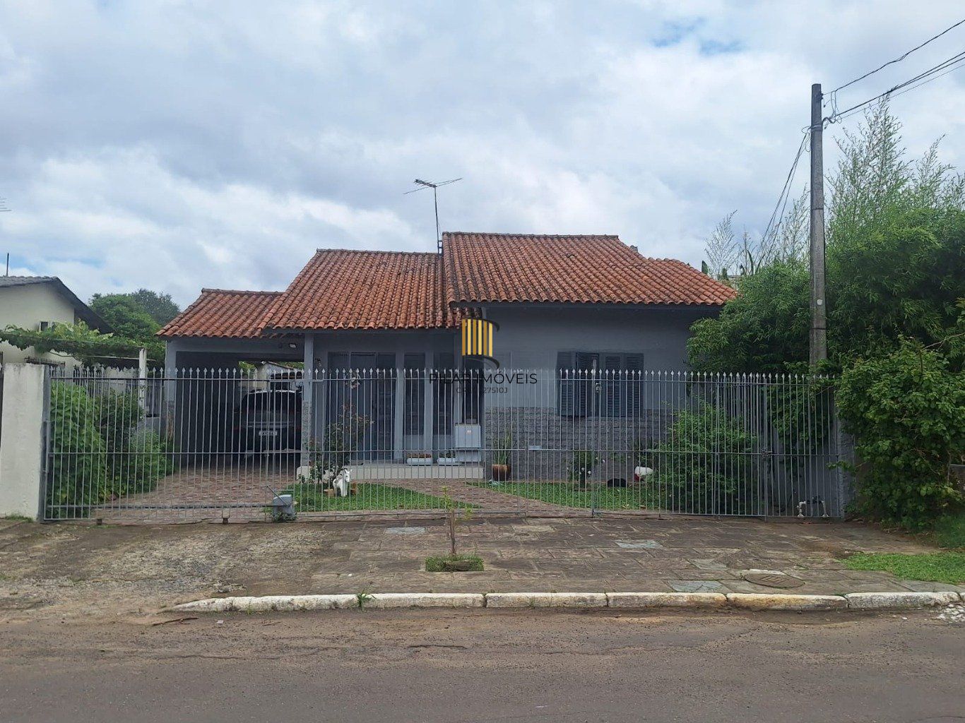 Casa com 2 dormitórios, sendo 1 suíte e 2 vaga de garagem coberta em canoas.