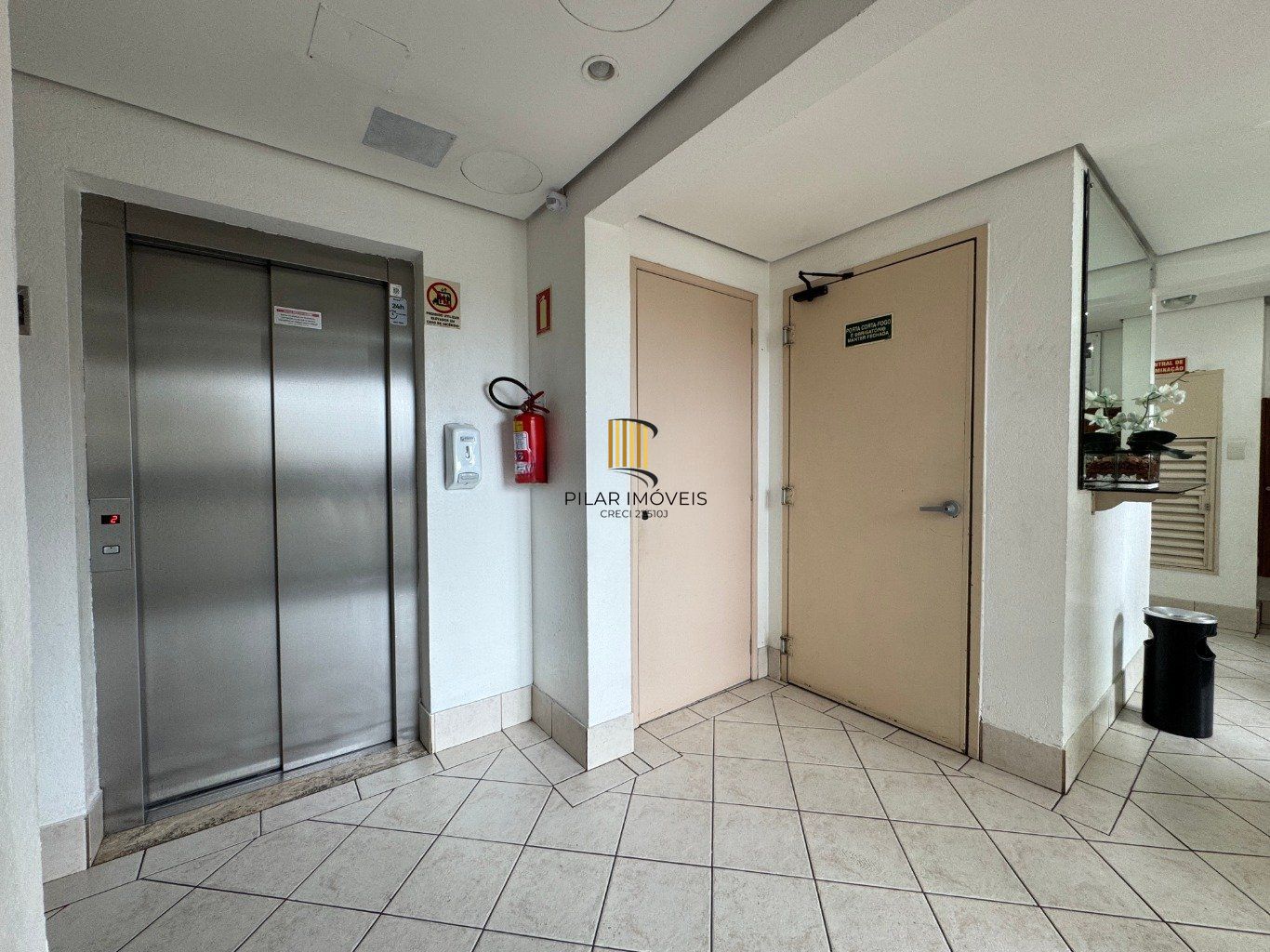 Apartamento com 2 quartos, 1 vaga e elevador no bairro Sarandi