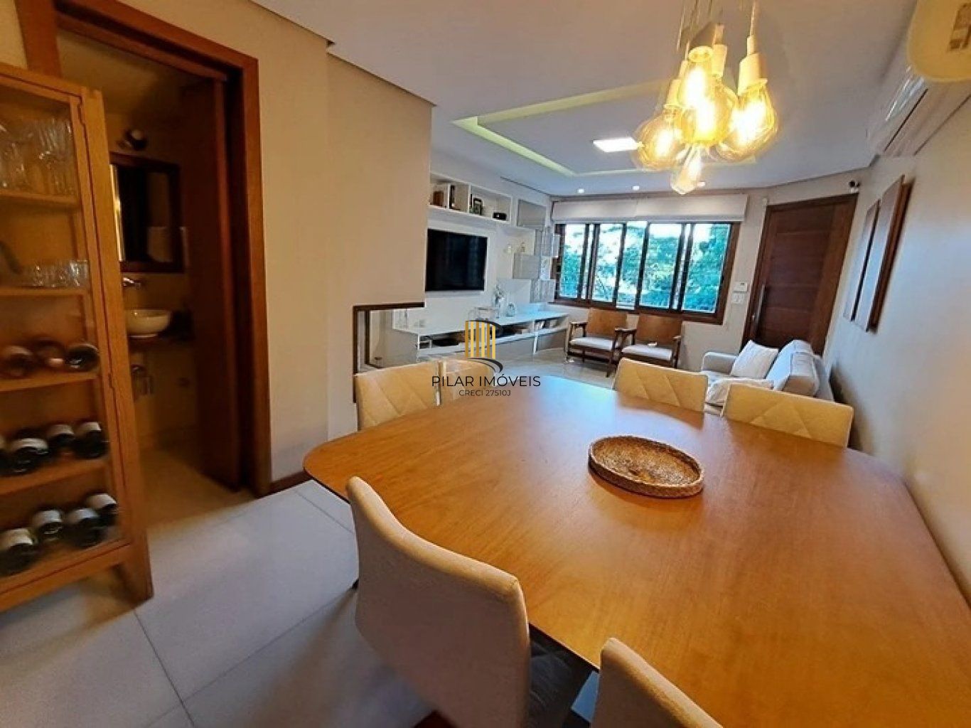 Casa em condominio, 3 domitórios, 1 suíte, lareira, churrasqueira e 2 vagas.