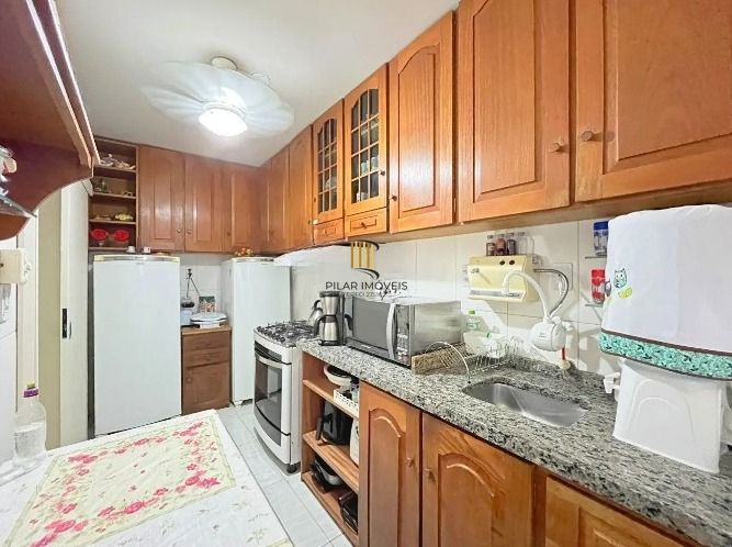 Apartamento térreo com 2 dormitórios no Bairro Menino Deus