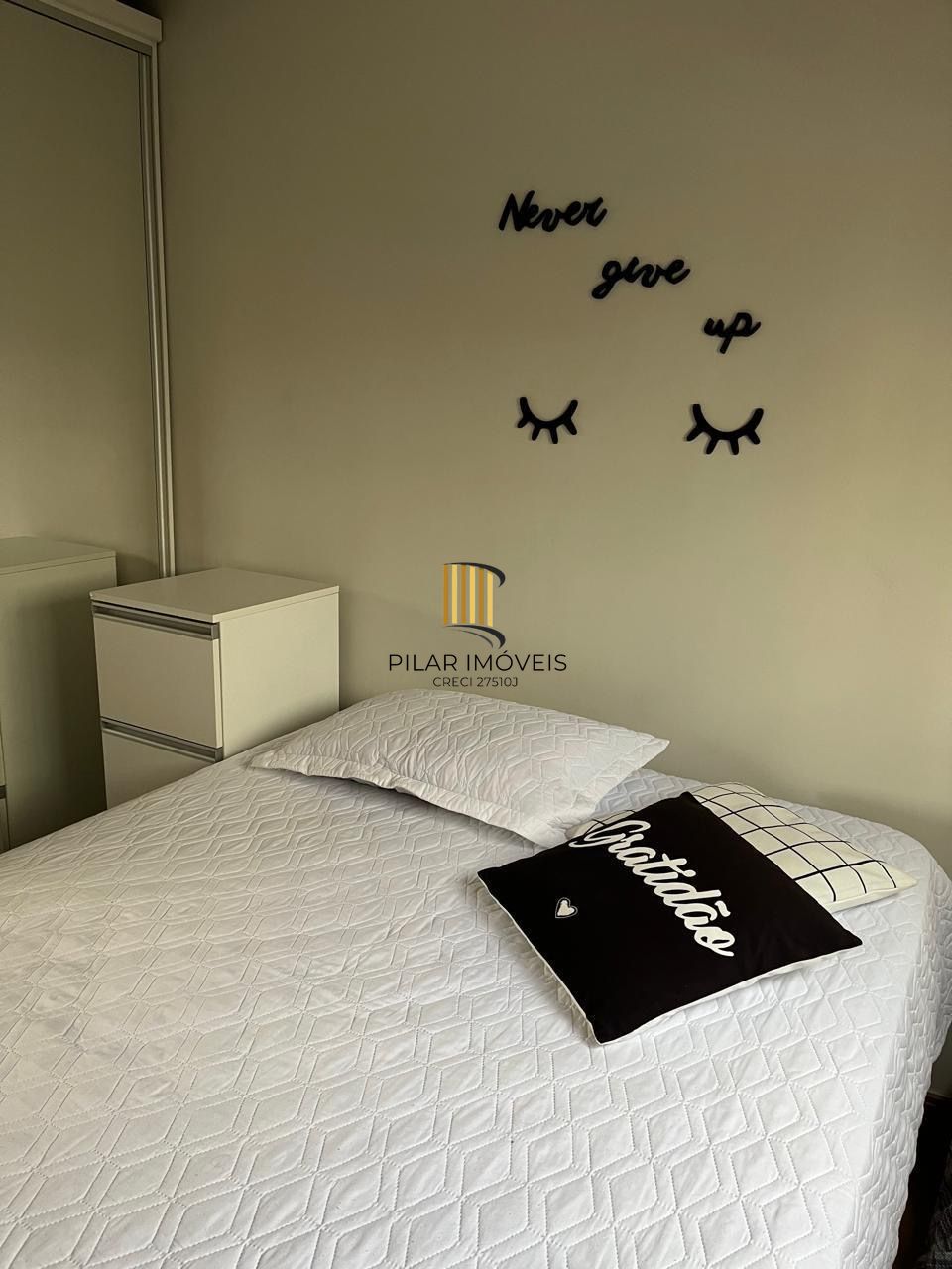 Apartamento mobiliado com 2 dormitórios e 1 vaga de garagem na Rua Sadi Castro.