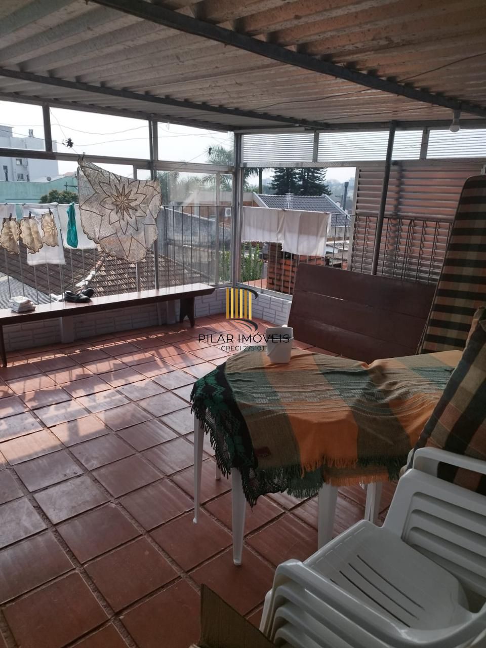 Casa geminada com 3 quartos, vaga de garagem e sacada no bairro Jardim Sabara