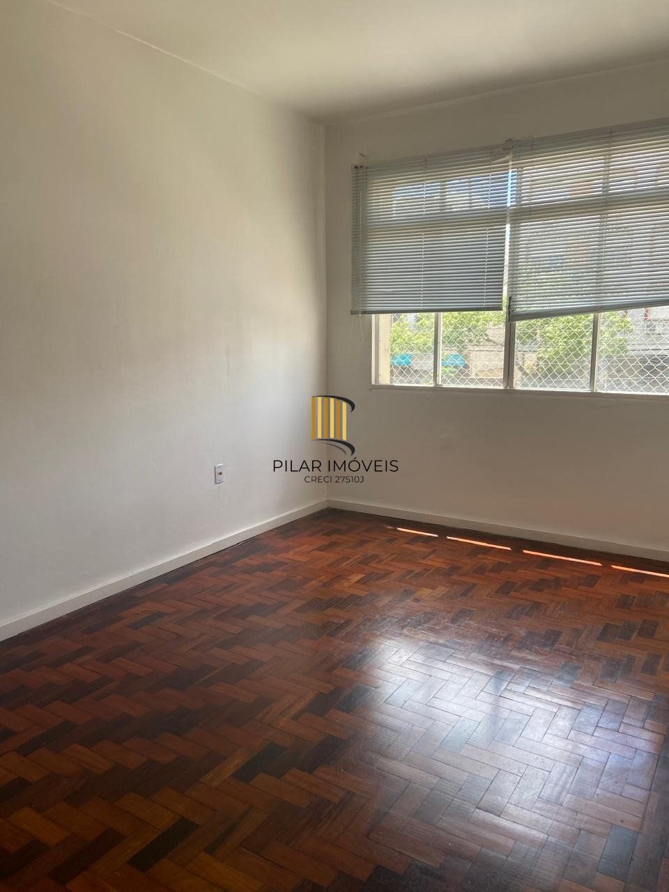 Apartamento com 2 quartos, portaria 24 horas no bairro Menino Deus.