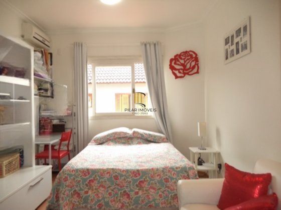 Casa com 4 dormitórios, 1 suíte, 260 m² privativos, 3 vagas no Ecoville.