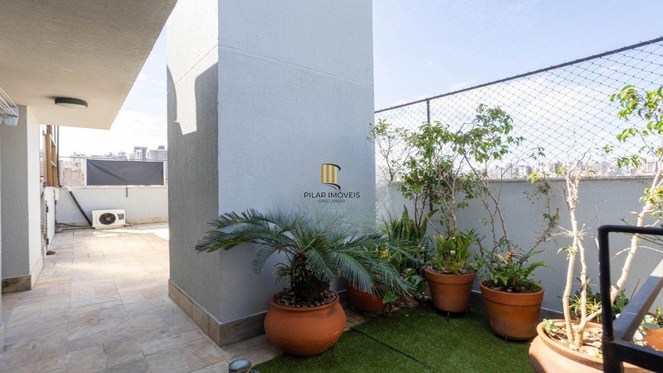 Cobertura com 3 Quartos, 1 suíte, 2 vagas e 211m²  no Petrópolis.