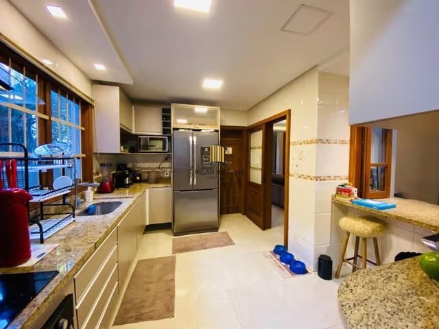 Casa de 3 dormitórios, elevador e 3 vagas de garagem em Canoas.