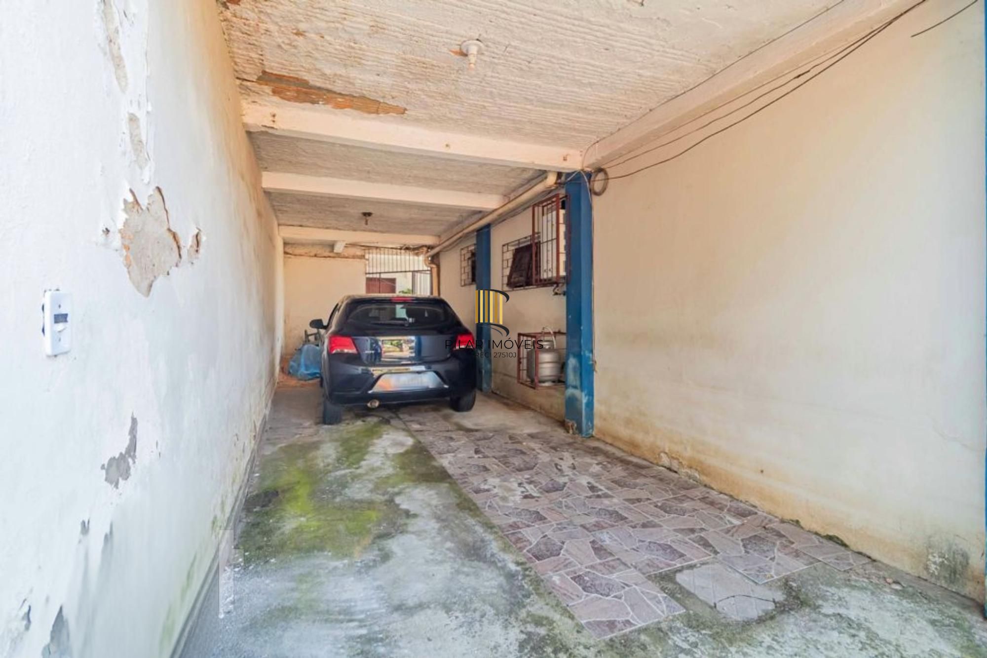 Casa com 4 quartos, 1 suíte , vaga de garagem e churrasqueira à venda em Sarandi.