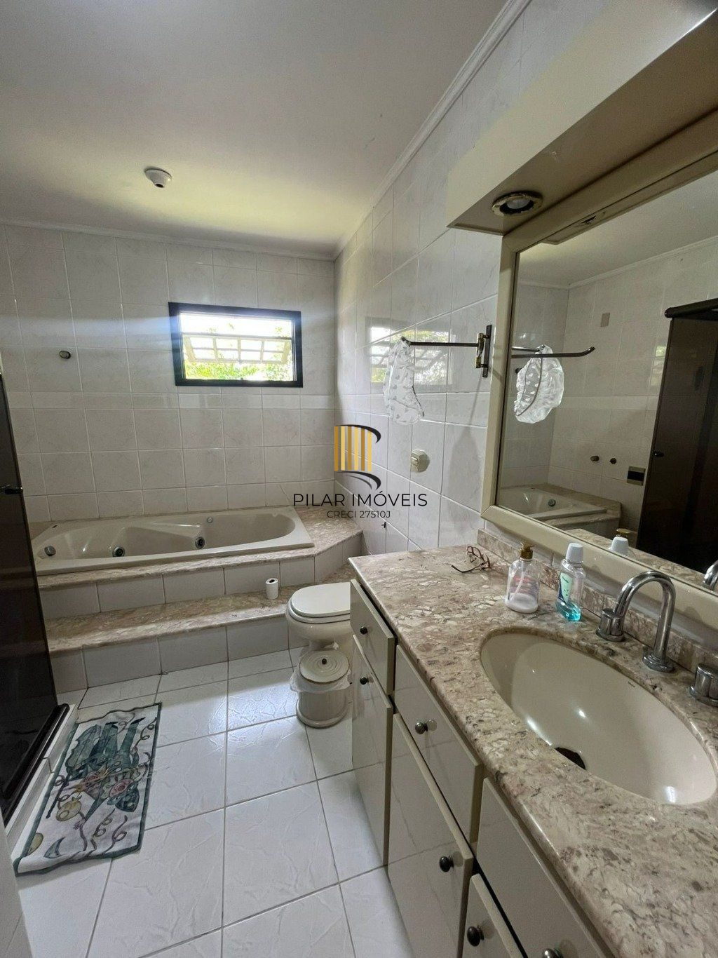 Casa de 3 dormitórios e 4 vagas de garagem em Cachoeirinha.