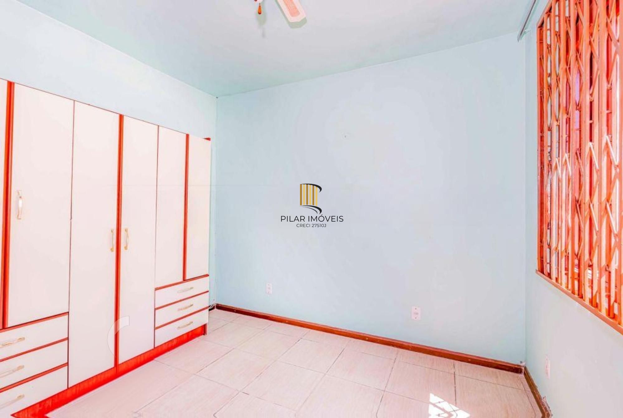 Casa de 2 quartos, 2 banheiros,pátio,churrasqueira, 7 vagas no bairro Guarujá.