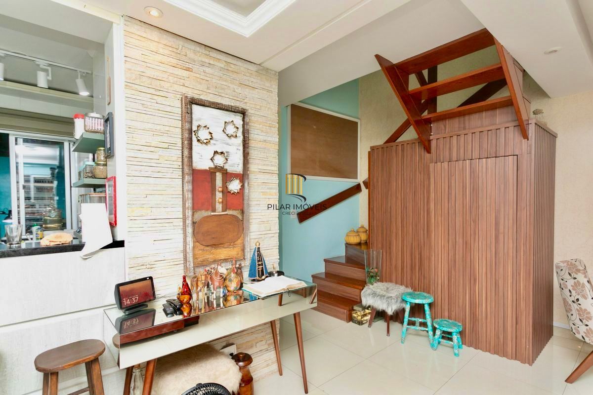 Casa 2 dormitórios 2 vagas cobertas em condomínio com Piscina Porto Alegre