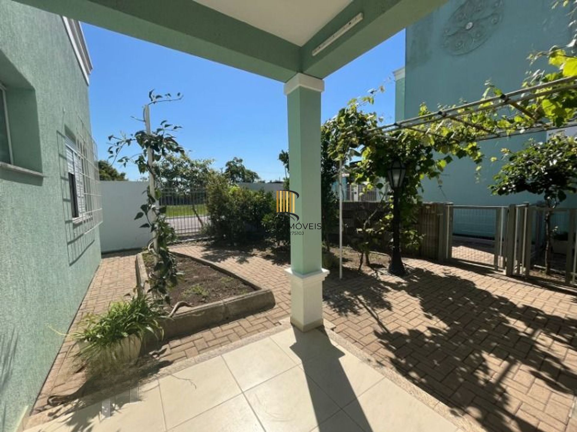 Casa de 2 dormitórios e 2 vagas de garagem em Canoas.
