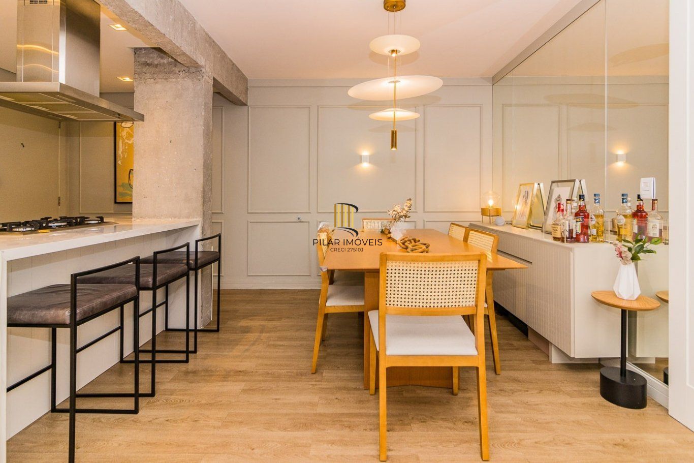 Apartamento com 2 quartos (1 suíte) e 2 vagas de garagem no Bairro Mont Serrat.