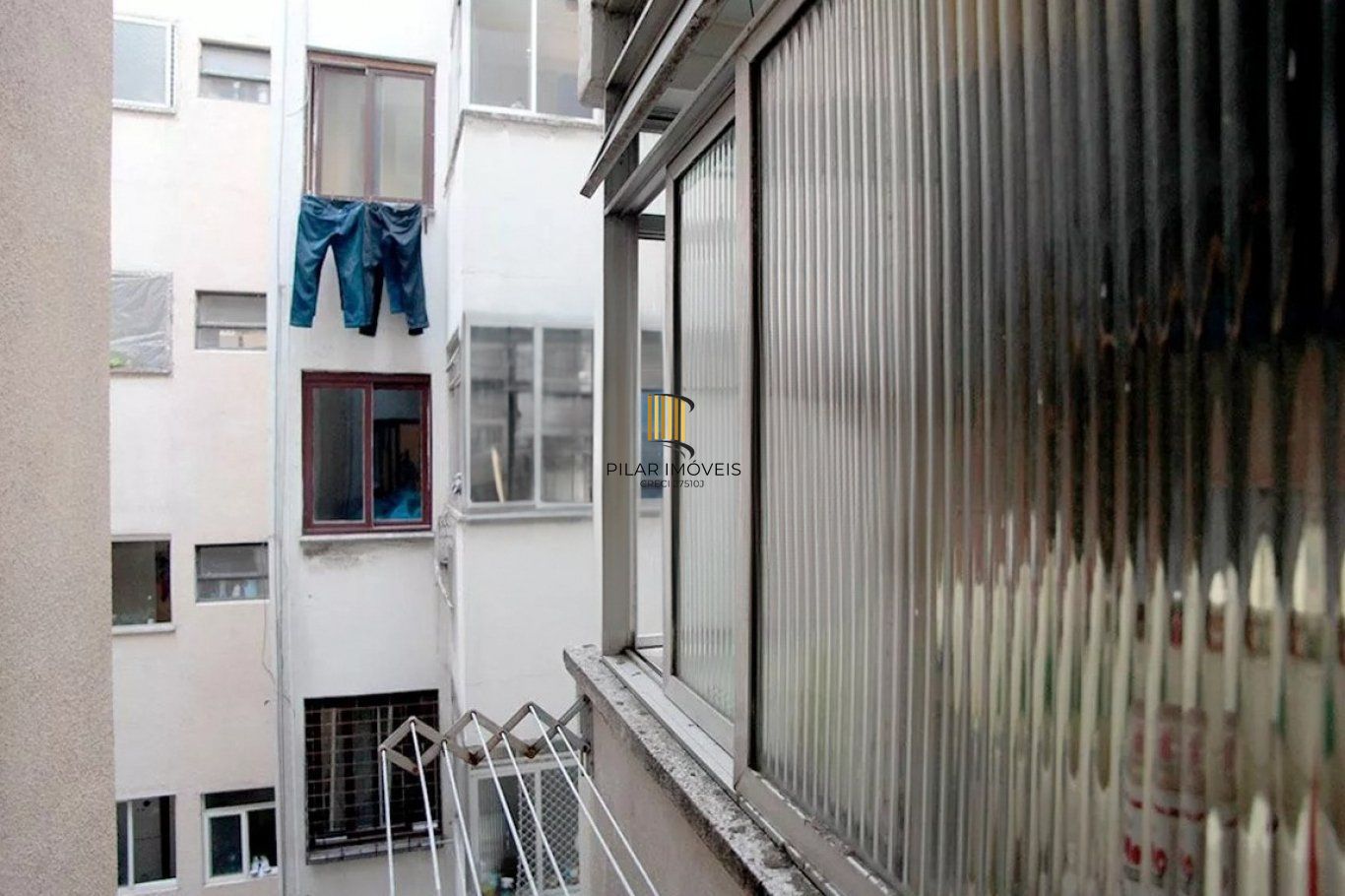 Apartamento semi mobiliado com 2 dormitórios na Sofia Veloso.