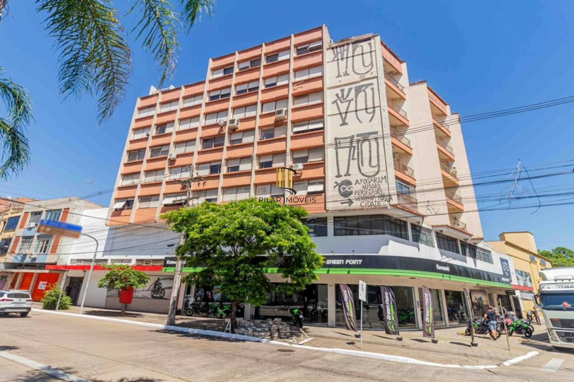 Apartamento com 2 quartos, elevador semi mobiliado no bairro Floresta.