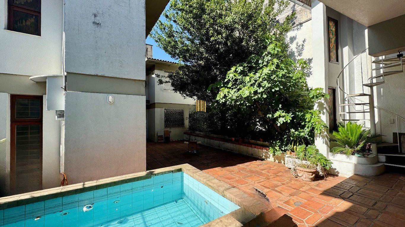 Casa com 350m², 4 quartos, 2 Suítes à venda em Azenha, Porto Alegre.