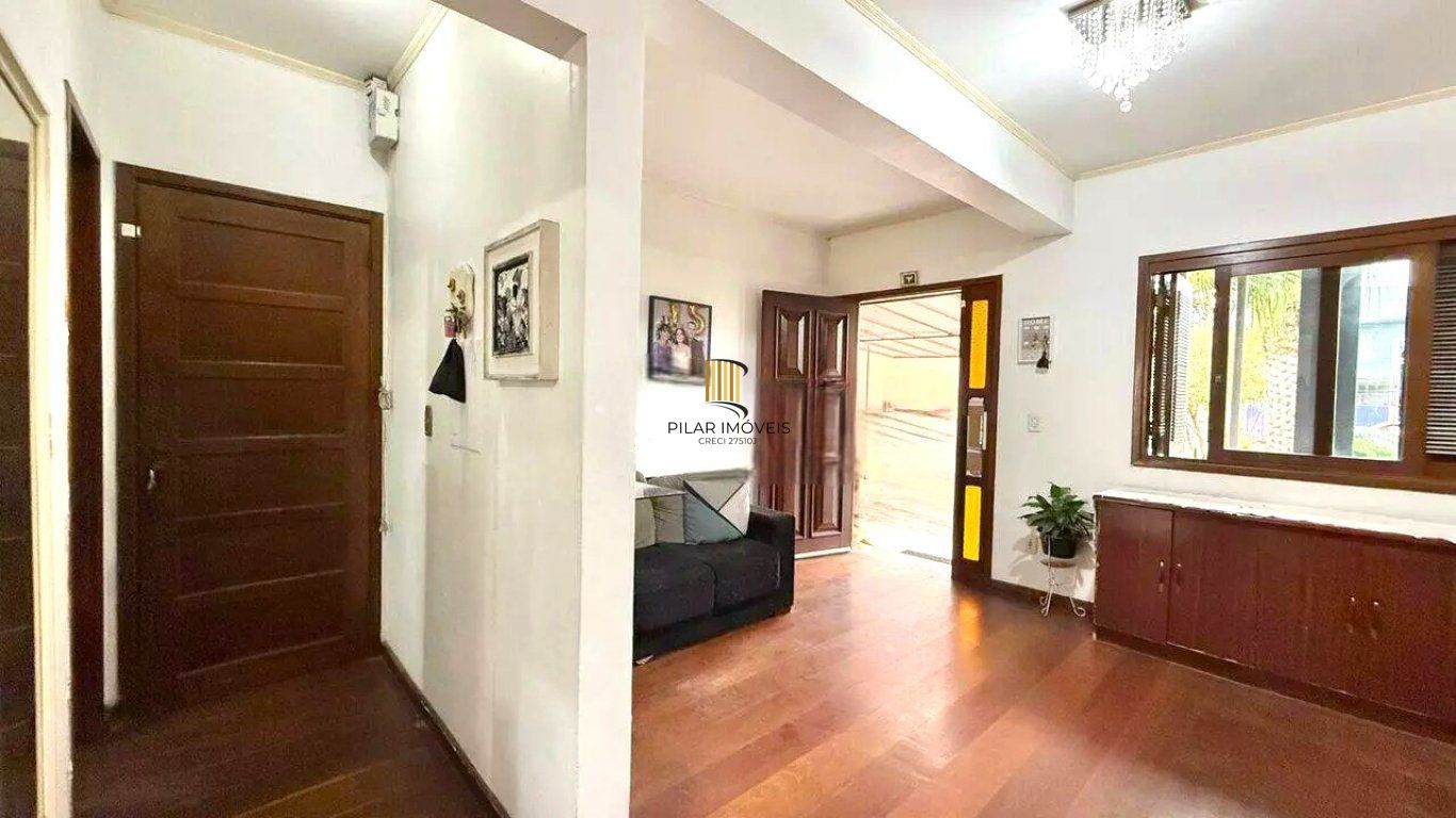 Casa de 3 dormitórios e  com 3 vagas de garagem no bairro City em Cachoeirinha.