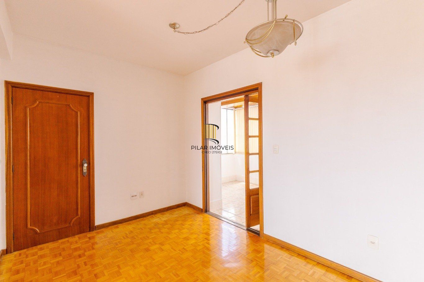 Cobertura com 4 quartos, 1 suíte e 2 vagas no bairro Passo da Areia.