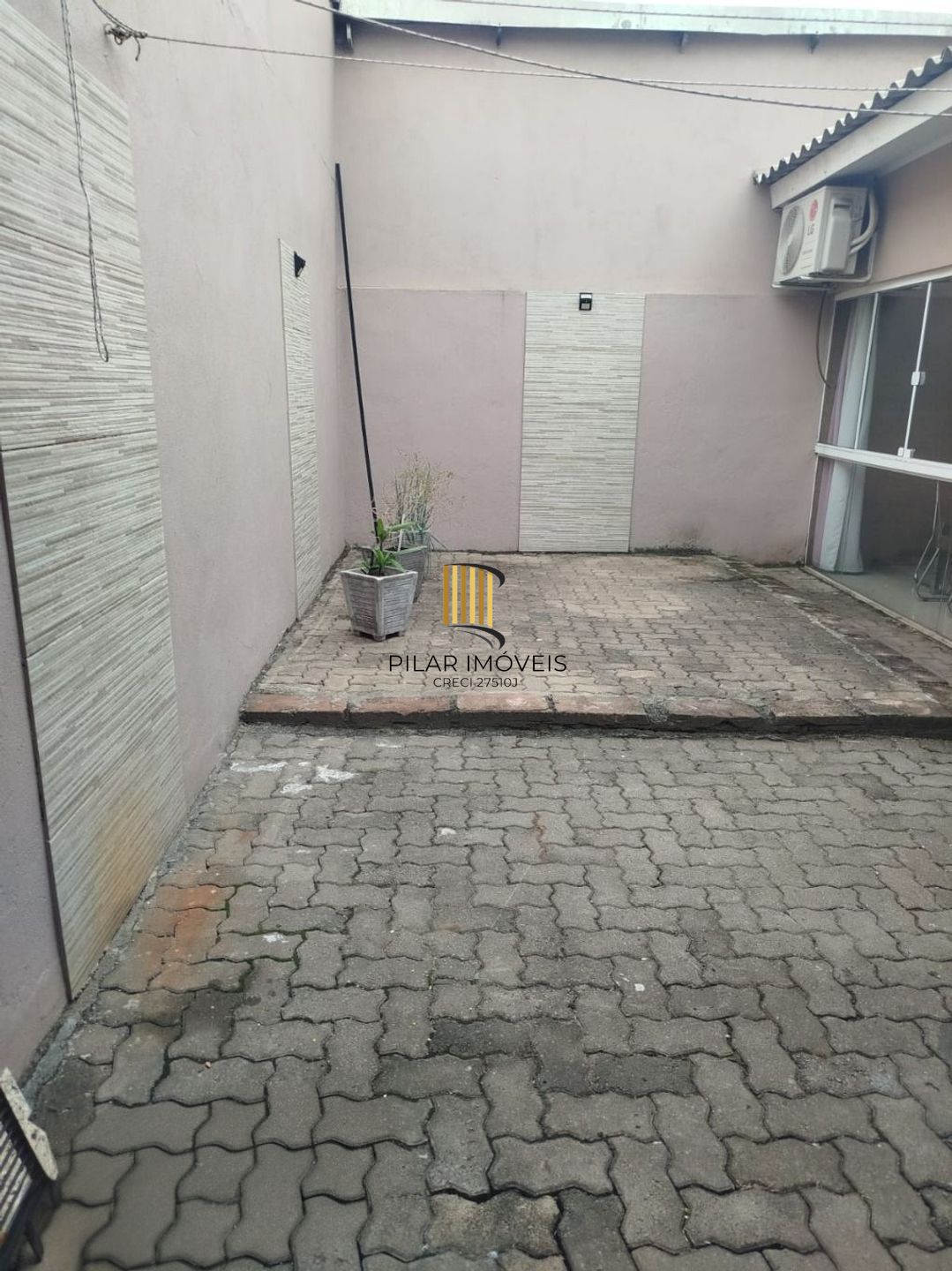 Casa de 2 dormitórios e 2 vagas de garagem em são José Canoas.