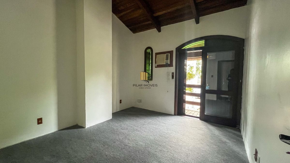 Casa com 5 quartos, 5 vagas e 265m² à venda no bairro Tristeza.
