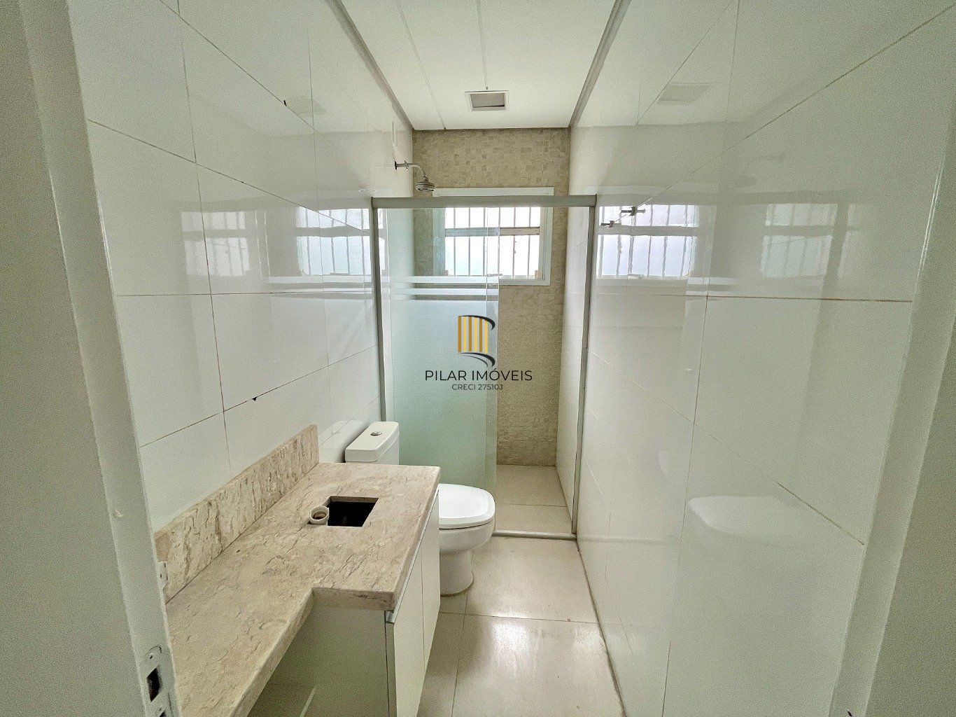 Casa  de 4 Dormitórios e 3 vagas de garagem em Canoas.