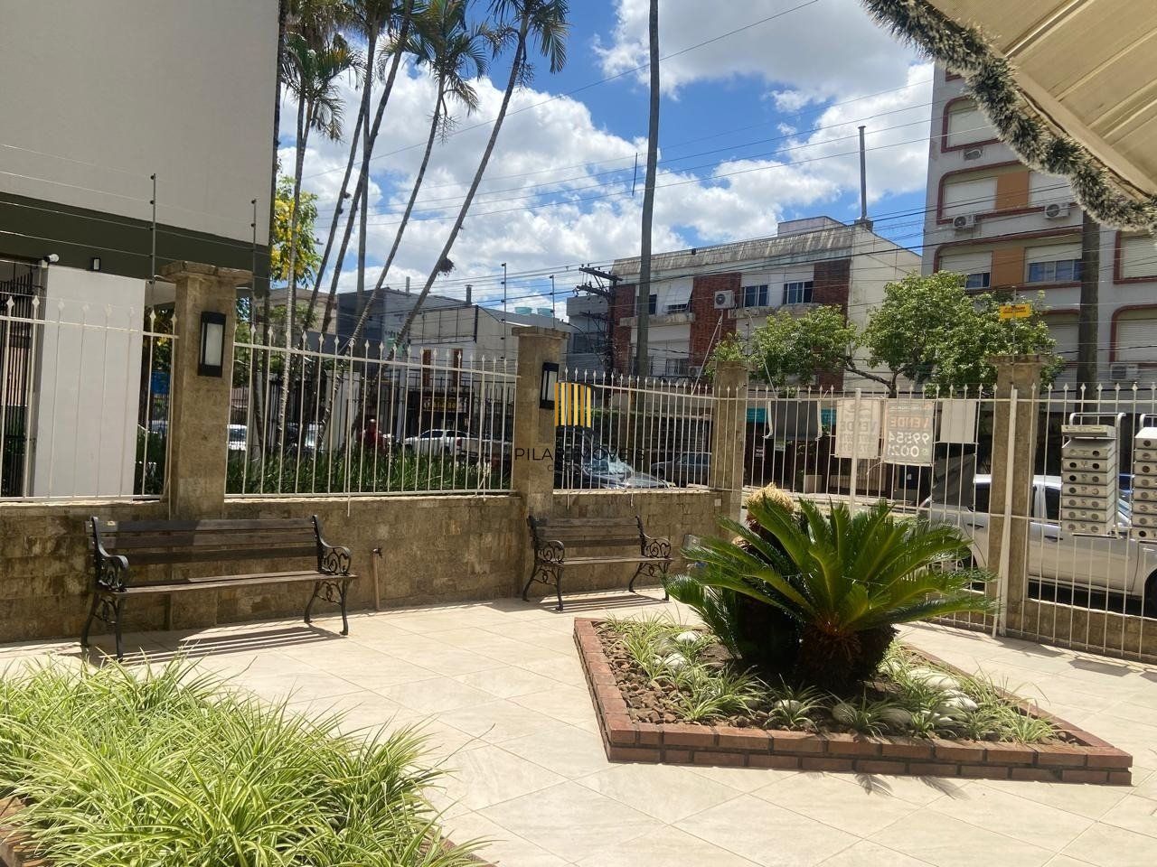Apartamento com 2 quartos, portaria 24 horas no bairro Menino Deus.