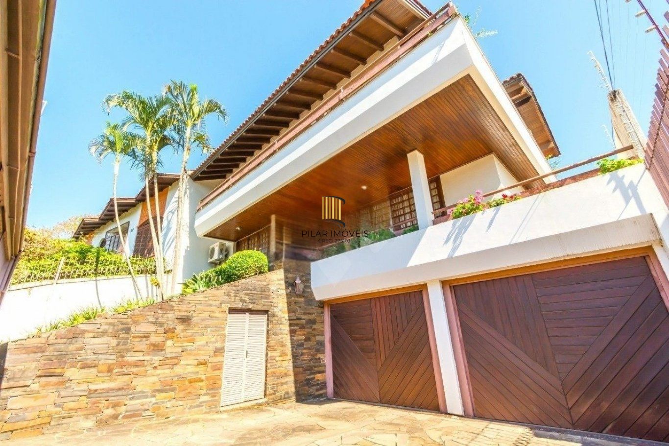 Casa com 4 dormitórios, 1 suíte, 4 vagas, piscina no bairro Três Figueiras.