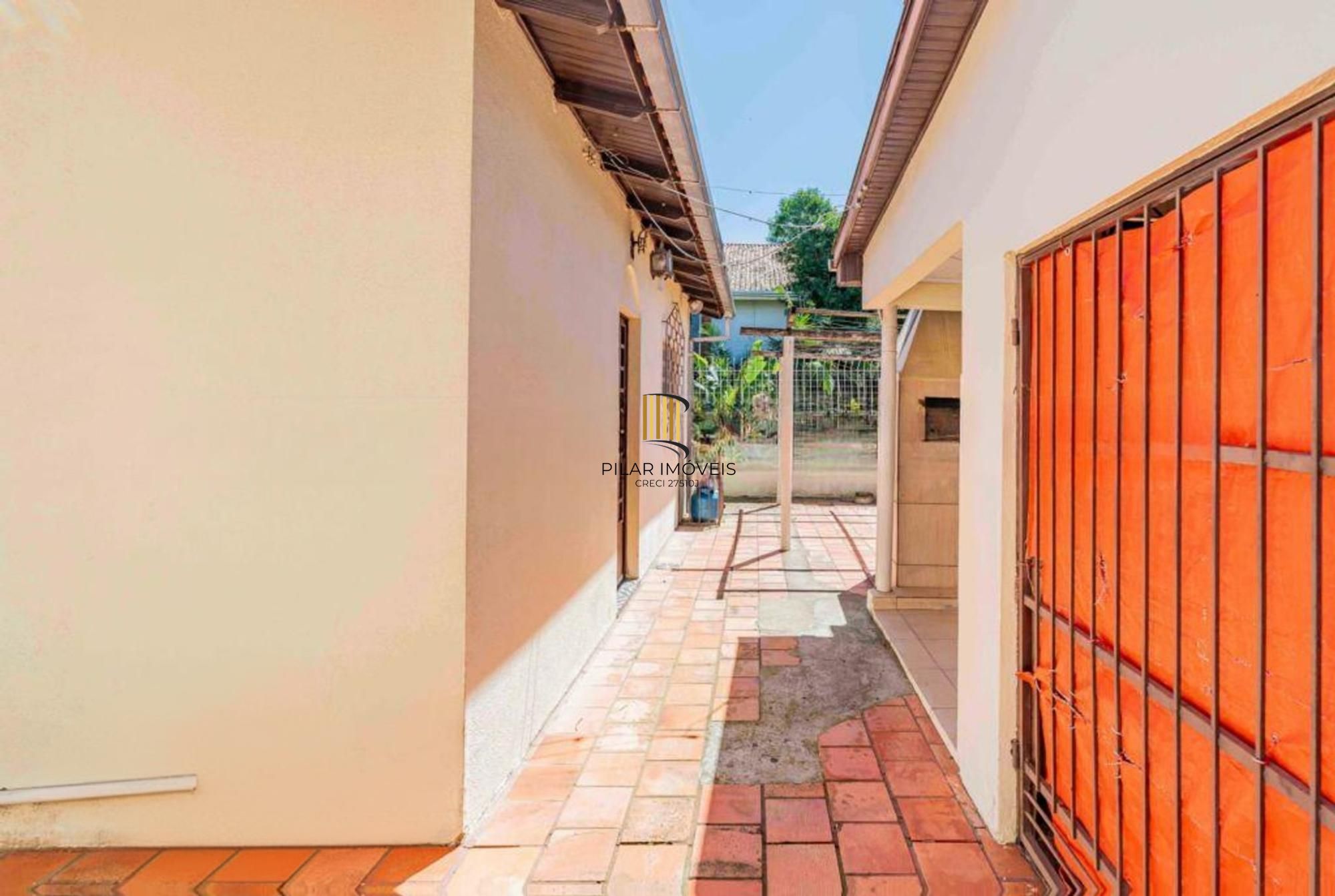 Casa de 2 quartos, 2 banheiros,pátio,churrasqueira, 7 vagas no bairro Guarujá.