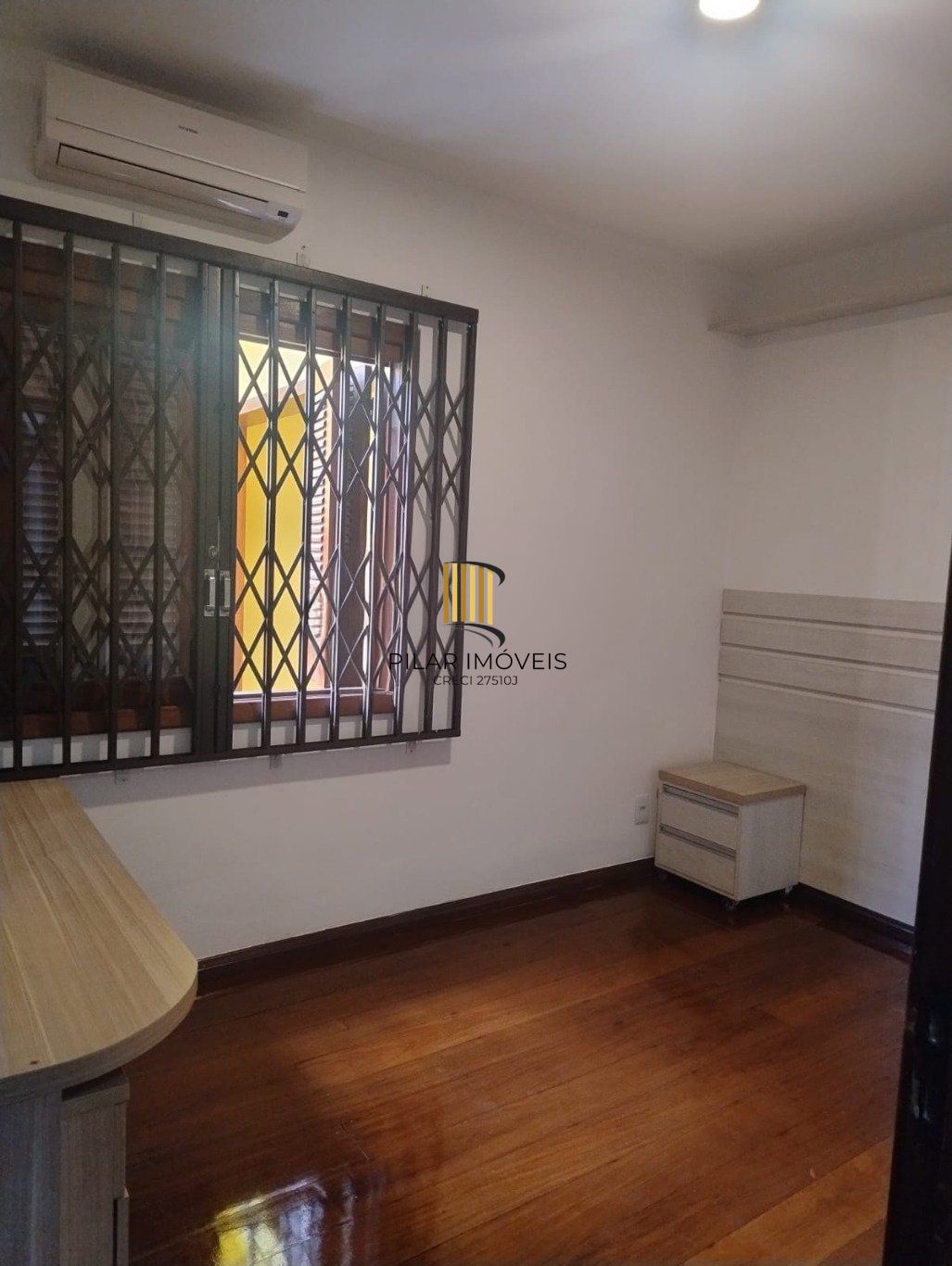 Casa 3 quartos, 4 vagas e churrasqueira no bairro Jardim São Pedro.