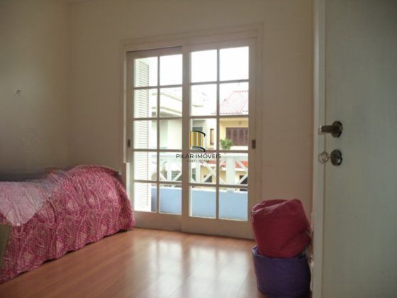 Casa com 4 dormitórios, 1 suíte, 260 m² privativos, 3 vagas no Ecoville.