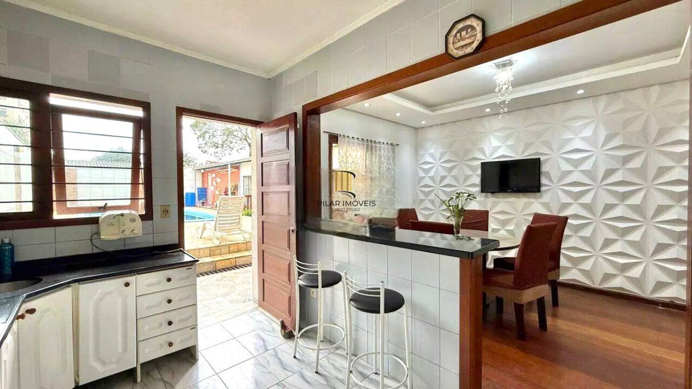 Casa de 3 dormitórios e  com 3 vagas de garagem no bairro City em Cachoeirinha.