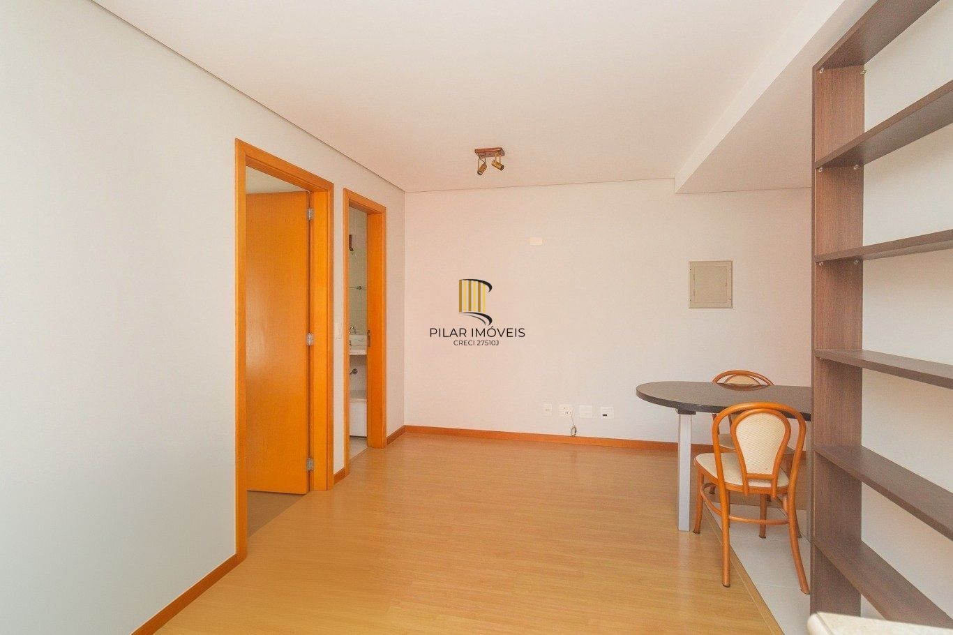 Apartamento com 1 dormitório e 1 vaga de garagem no Bairro petrópolis