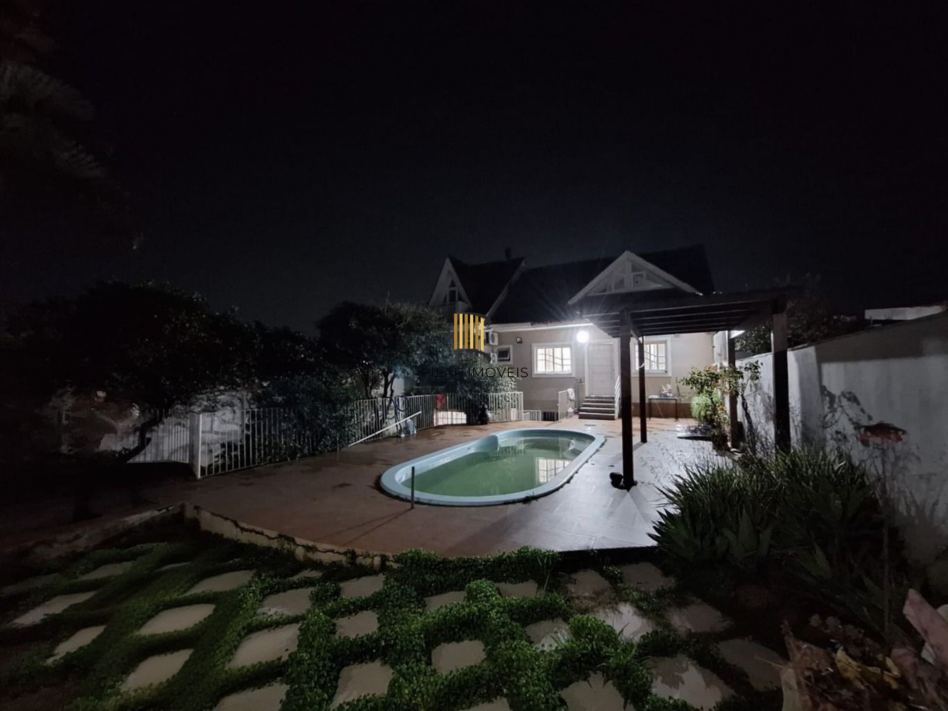 Casa de 2 pisos, 3 dormitórios e 2 vagas de garagem coberta em Canoas.