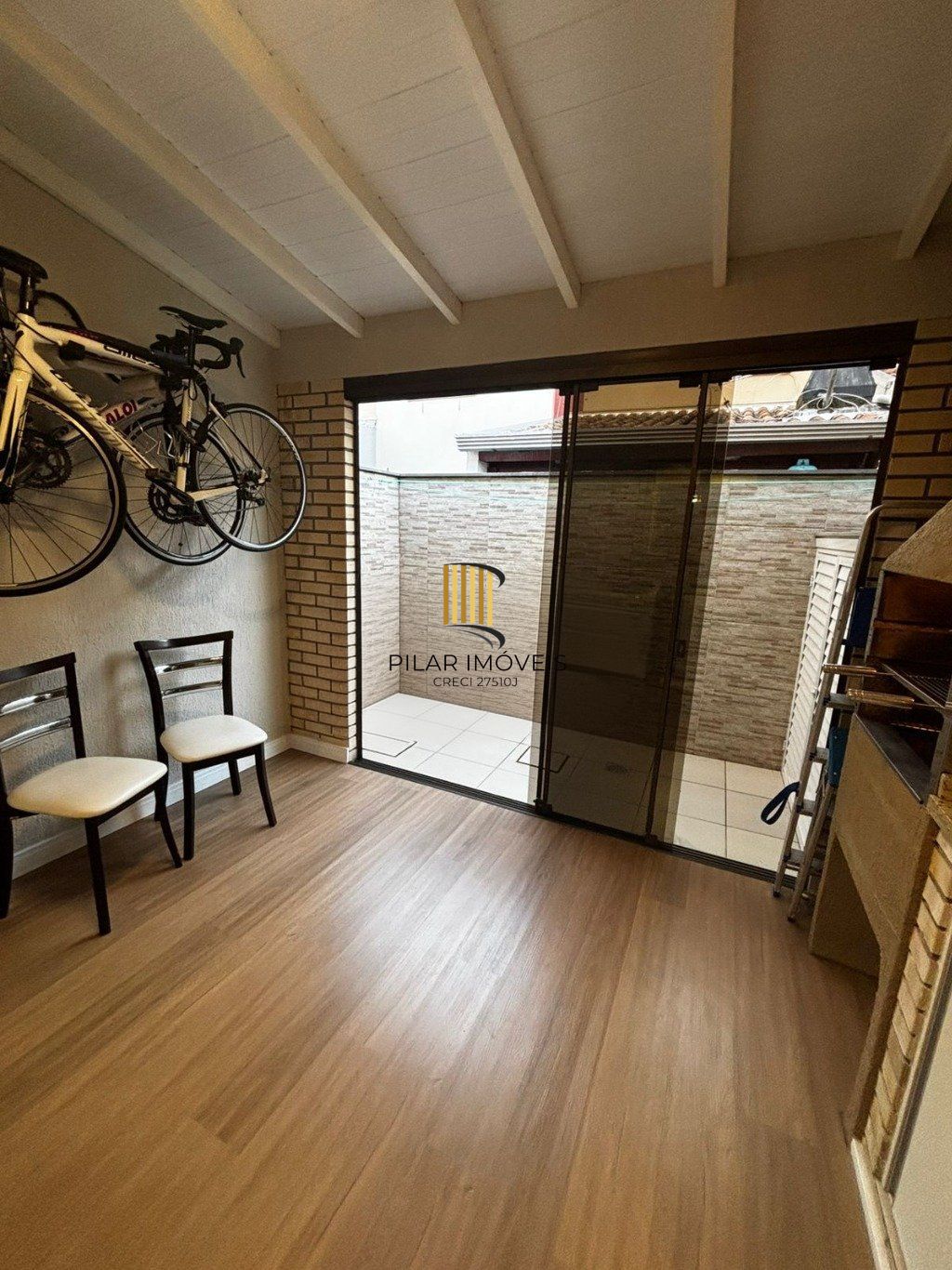 Casa com 2 dormitórios e 2 vagas de garagem em Canoas.