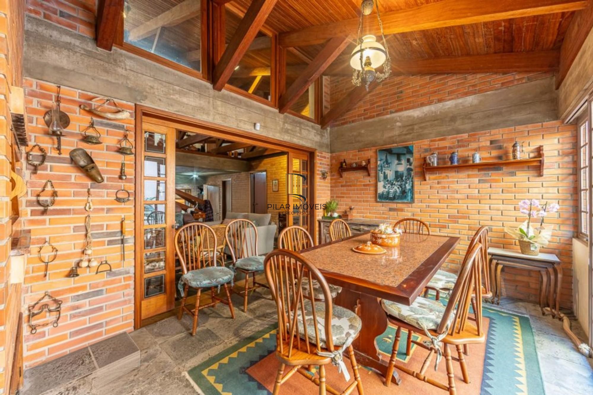 Casa com 4 Quartos, 4 banheiros, 4 vagas e 300 m² á venda  Chácara Das Pedras.